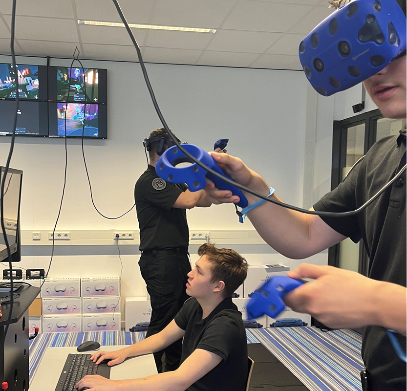studenten oefenen met VR bril