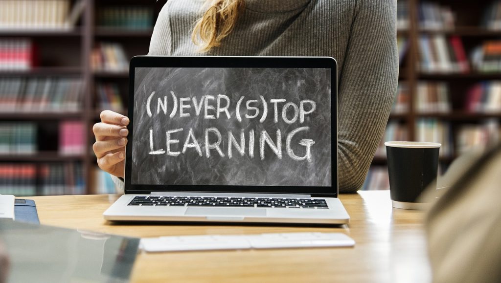 Laptop met schoolbord scherm met daarop de tekst: (n)ever (s)top Learning