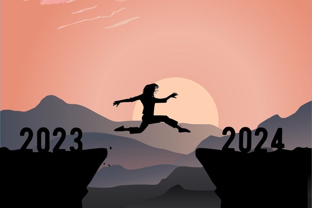 Illustratie met silhouet. Persoon springt van bergplateau 2023 naar plateau 2024. Op de achtergrond landschap met horizon