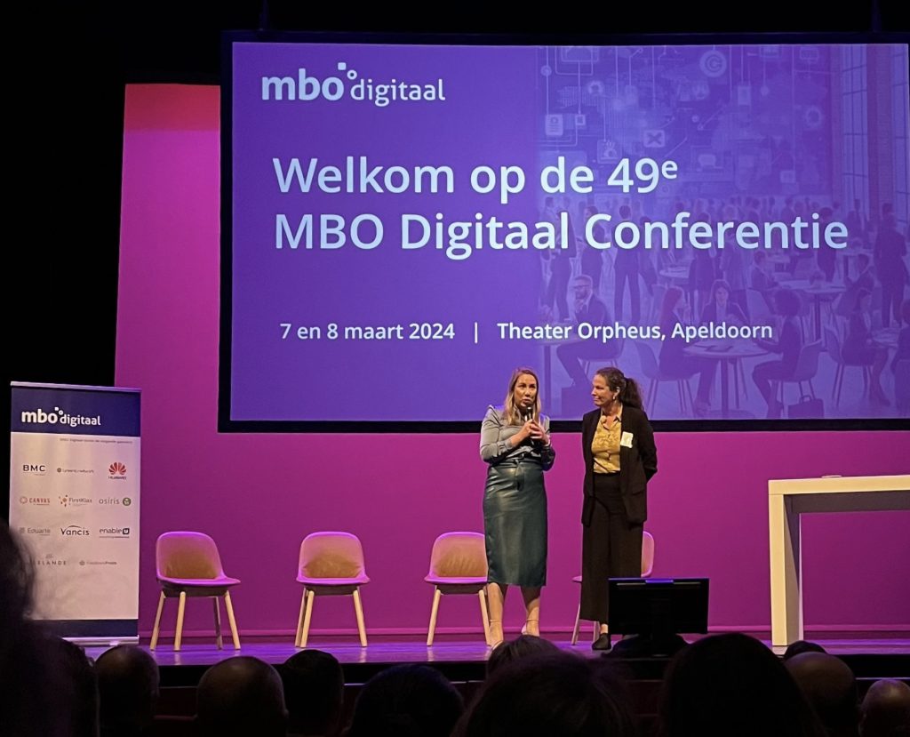 Foto van podium MBO Digitaal Conferentie met links Marit Montsanto en rechts Pauline Satter
