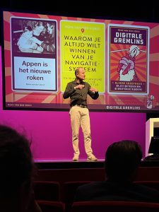 Foto van Rens van der Vorst tijdens presentatie op het podium van de 49e MBO Digitaal Conferentie