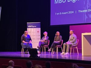 foto van panelgesprek over AI met 4 deelnemers op het podium van de mbo digitaal conferentie 