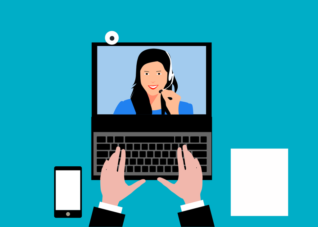 Online interview. Vectorbeeld van vrouw op scherm met koptelefoon en handen van een man op toetsenbord