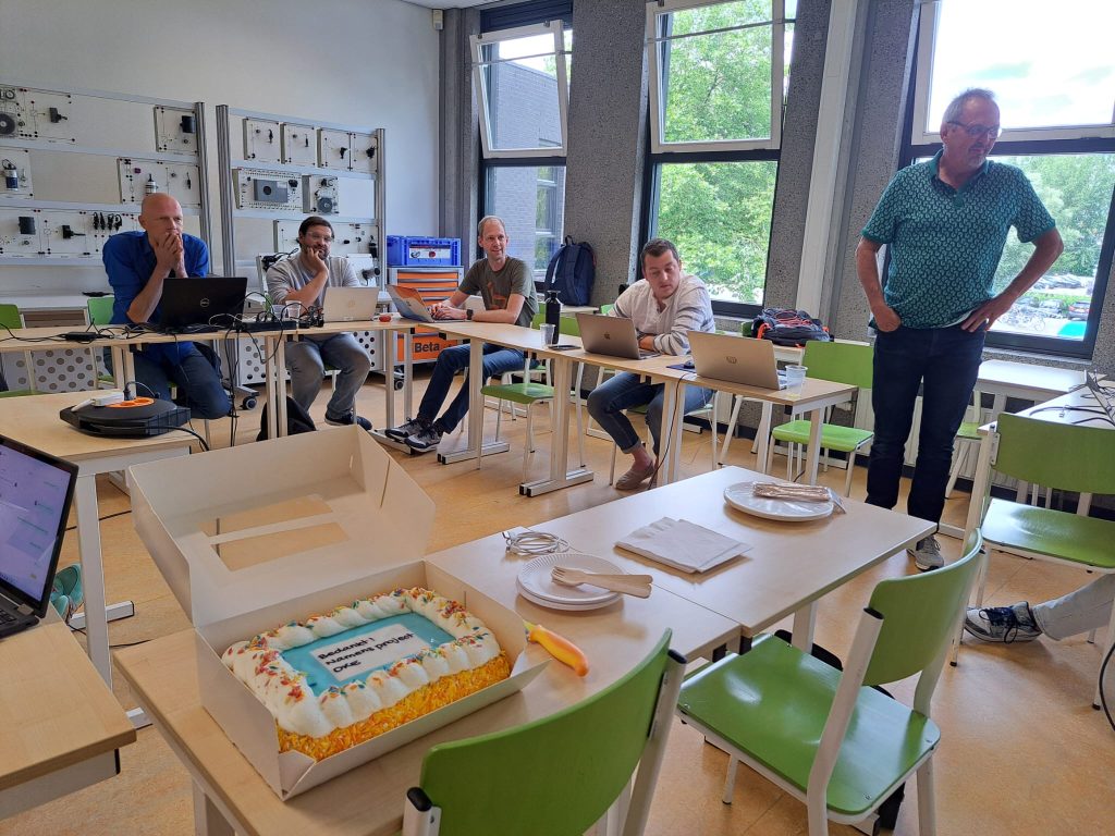 viertal mensen achter laptop test OKE koppeling bij mboRijnland in Gouda