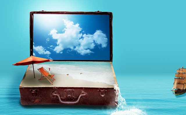 fantasie koffer als laptop gevuld met blauwe lucht, water en strand