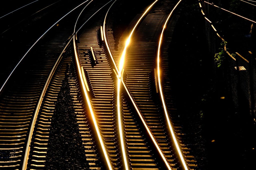 railsen die in elkaar overlopen, in het zonlicht.