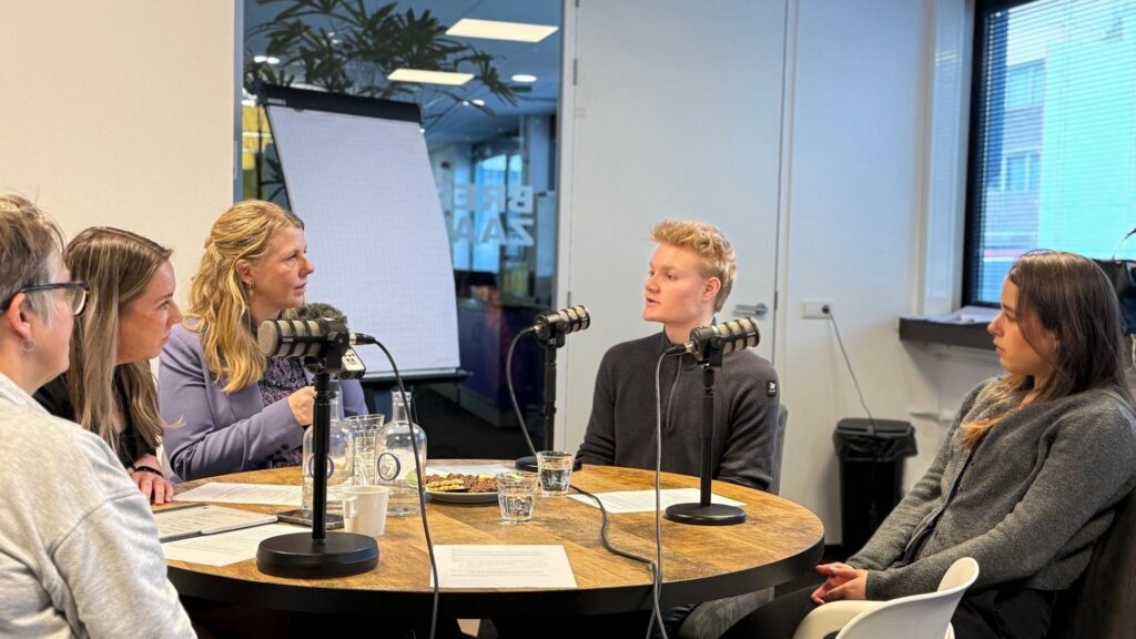 Foto van podcastopname Programma Digitaal. Op de foto Marut Montsanto en Myrthe Simons, twee studenten en een docent