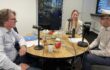 podcastopname met Marit, Cor en Martijn aan ronde tafel met microfoon