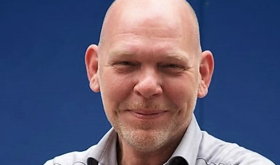 Portret van Wim Siemann, Blauwe achtergrond.