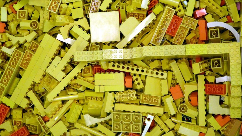 Foto met allerlei soorten bouwstenen van lego