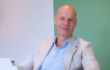 Foto van bestuurder Alexander van de Koevering , achtergrond: groene muur