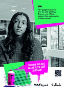 Poster van student, zwart wit foto met daarin gekleurd groen blok met quote en daaronder een spuitbusje met roze wolkje waar op staat: Digitale inclusie: welke kleur geef jij eraan?