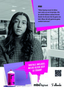 Poster van student, zwart wit foto met daarin gekleurd groen blok met quote en daaronder een spuitbusje met roze wolkje waar op staat: Digitale inclusie: welke kleur geef jij eraan?