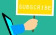 vectorbeeld met laptop, waaruit hand steekt met bordje; subscribe
