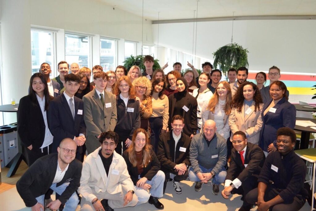 Groepsfoto van studenten en alle leden van de Schoolkostentafel