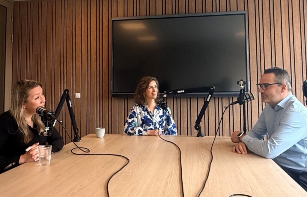 Foto van Martijn en Jasmijn in gesprek tijdens de podcast